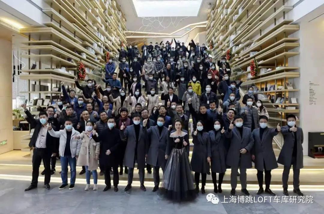 忠县全国一百多人在华侨城汉口道6号参观研讨LOFT专利车库技术！